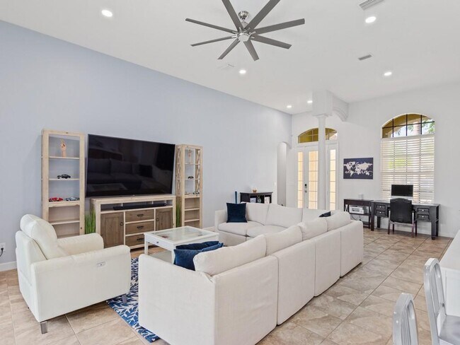 Building Photo - 6420 Parklane Ct