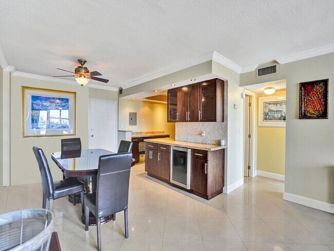 Building Photo - Beautiful 2 bedroom 1.5 bath Condo