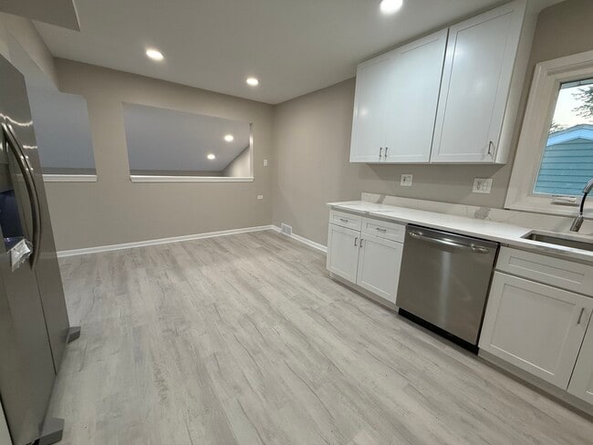 Building Photo - 337 Woodland Dr