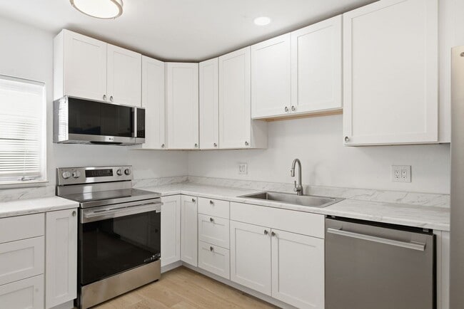 Building Photo - Remodeled 3/1 Home