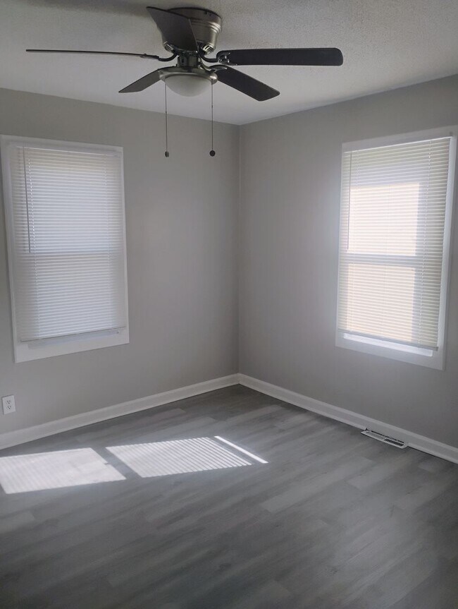 Building Photo - Cozy 2BR Home in KC Northland – Fully Fenced Yard & Fresh Updates