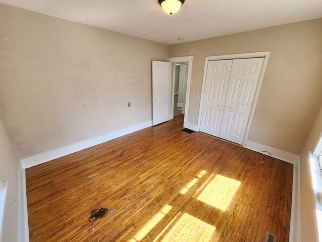 Building Photo - !! Spacious 2-Bedroom, 1-Bathroom Home AVA...