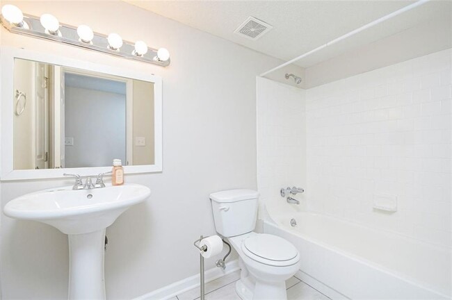 Building Photo - 742 Brentwood Pl