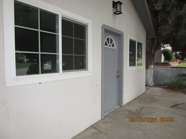 Building Photo - East Bakersfield Ready to Move In House wi...