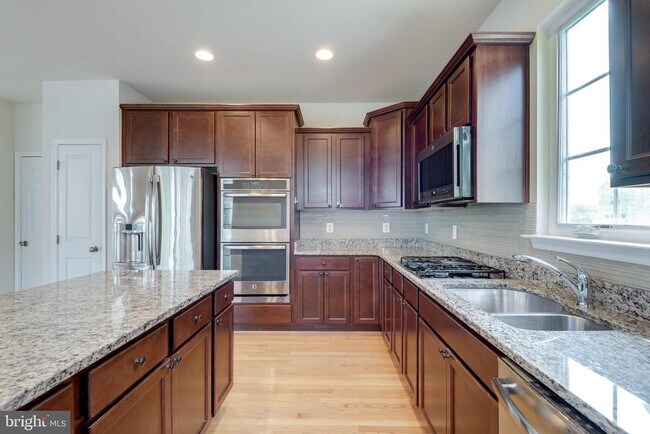 Building Photo - 10424 Goldenrod Dr