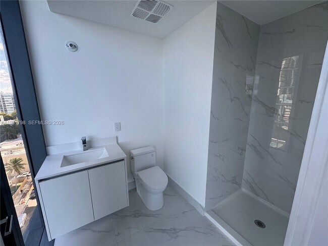 Building Photo - 700 NE 24th St