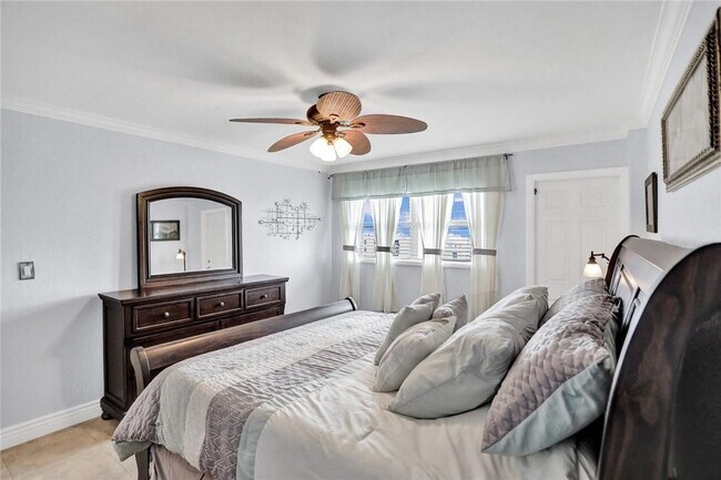 Building Photo - 1160 Hillsboro Mile