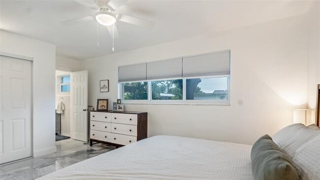 Building Photo - 152 SW 59th Ave
