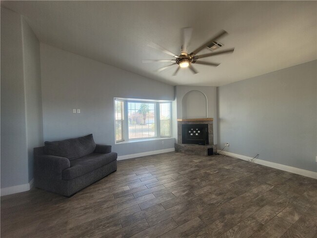 Building Photo - 1614 E Valley Pkwy