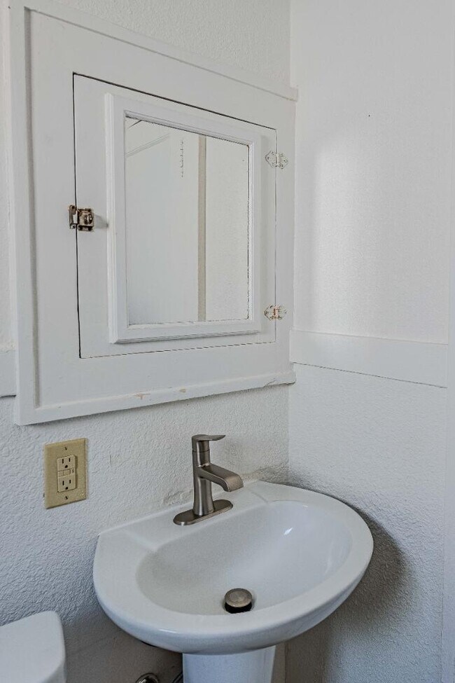 Building Photo - 720 Marquette Ave NW