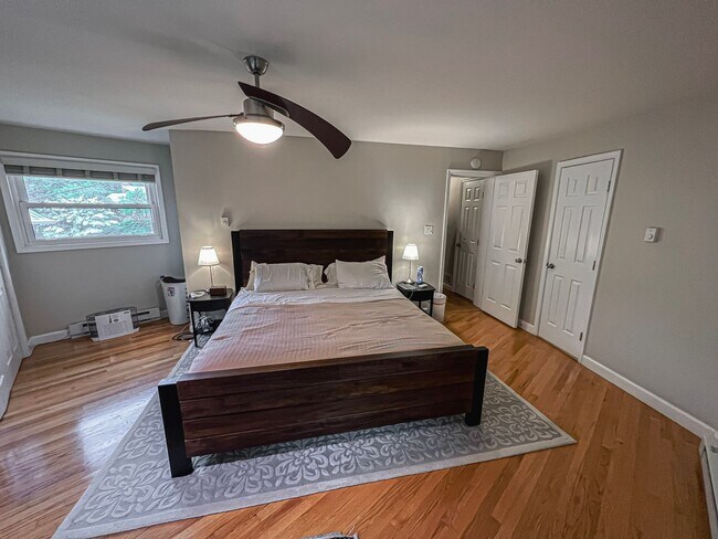 Building Photo - Sunny and Bright 4 Bedroom 3 Bath 2 Level ...