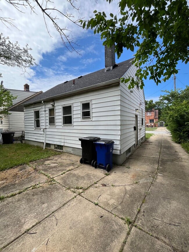 Building Photo - W.130th-Bellaire neighborhood, updated 3 b...