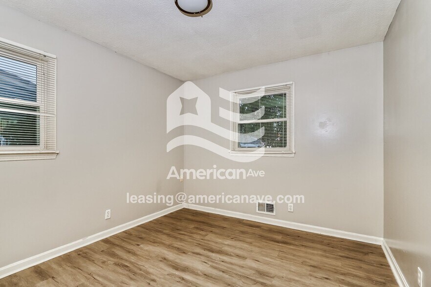 Building Photo - 2309 Dexter Ave