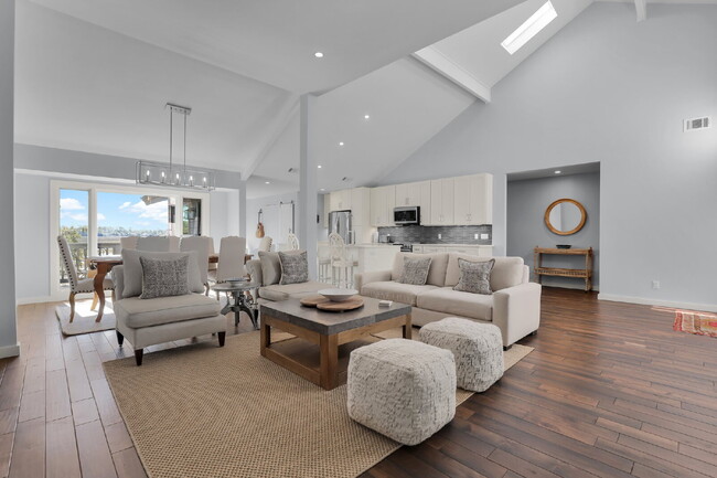 Building Photo - "Coastal Comfort Awaits: Spacious 3-Bed, 3-Bath Furnished Retreat in Moss Creek on the Marsh!"