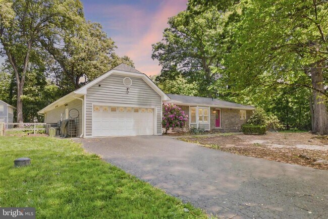 Building Photo - 14 Oak Ln