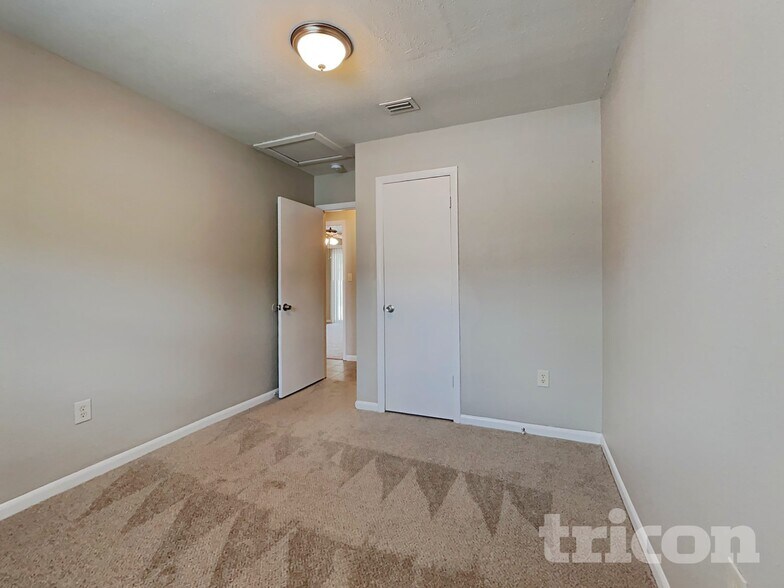 Building Photo - 1408 Highview Rd