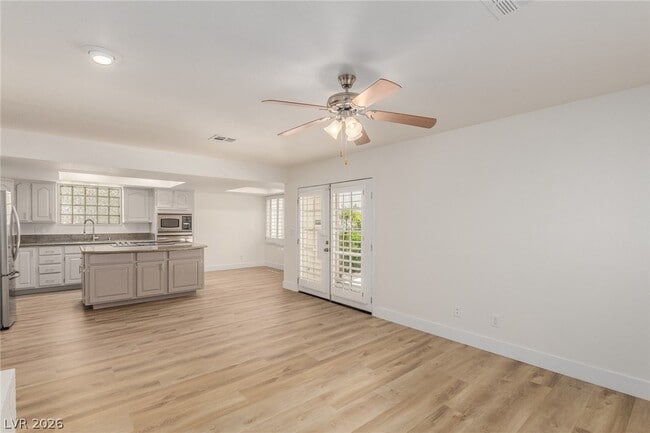 Building Photo - 861 Vegas Valley Dr