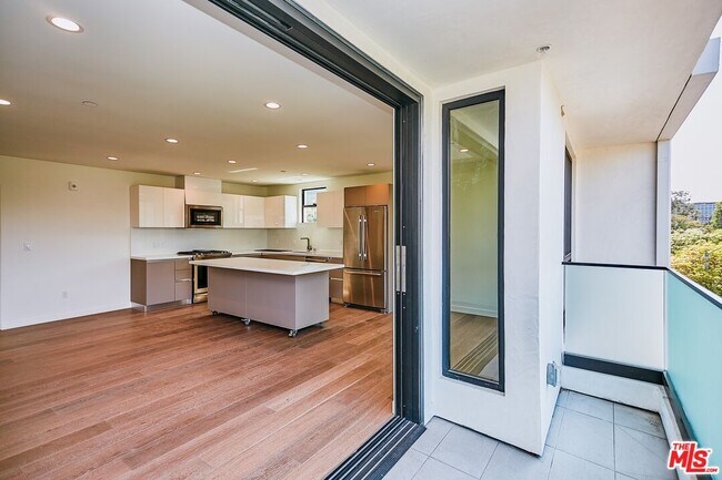 Building Photo - 328 N Maple Dr