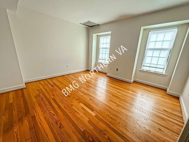 Building Photo - 1325 Lynnbrook Dr
