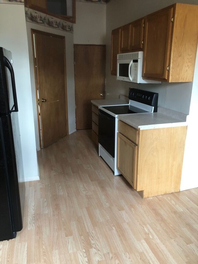Building Photo - 4 Bedrooms/2 Bath Home with attached Garage