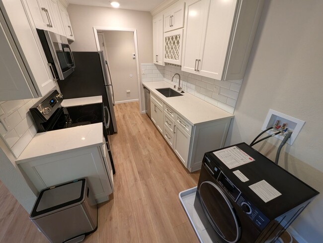 Building Photo - Spacious 2/1 Condo near BART Available Now!