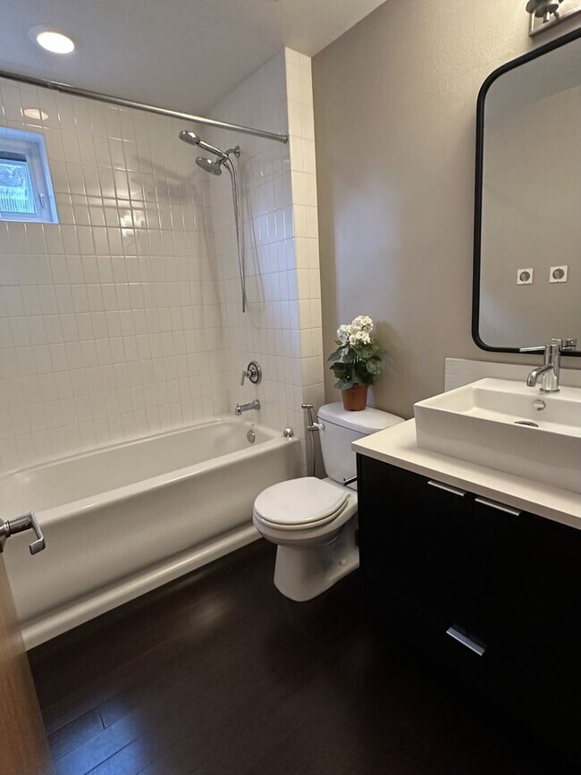 Building Photo - Beacon Hill Townhouse