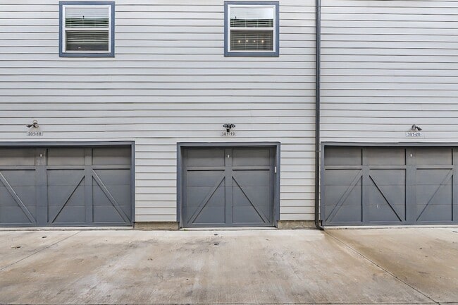 Building Photo - 301 E Lamar St