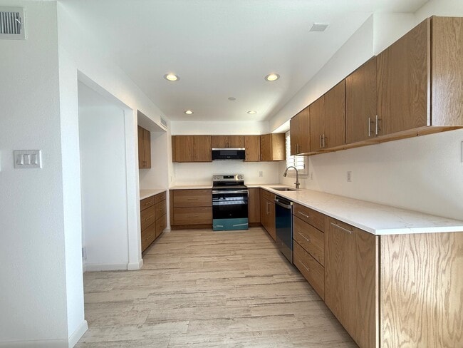 Building Photo - 500 Thunderbird Dr