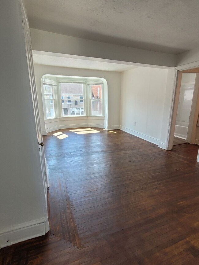 Building Photo - 565 W Market St