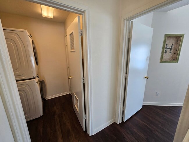 Building Photo - College Station - 3 bedroom / 2 bath / Garage / Fenced in back yard.