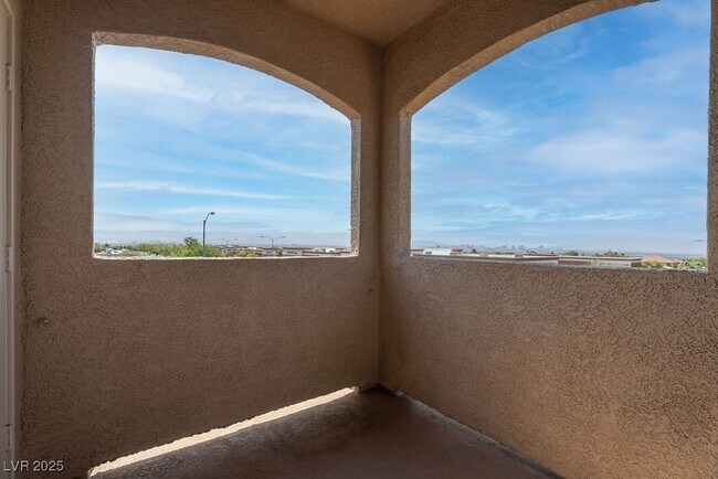 Building Photo - 2305 W Horizon Ridge Pkwy