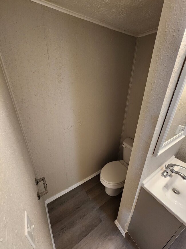Building Photo - Spacious 3-Bedroom, 2-Bathroom Home AVAILA...