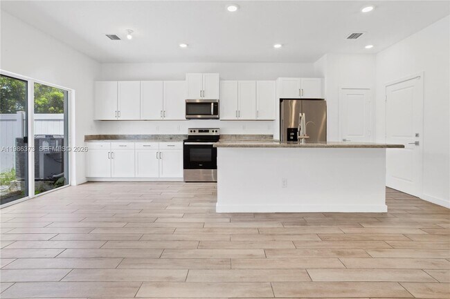 Building Photo - 846 SE 19th St