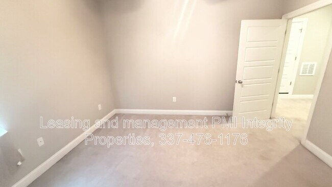 Building Photo - 8103 Stonelake Cir Ave E