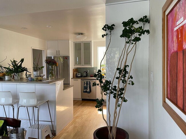 Building Photo - "Charming 4-Bedroom Home with 2 Baths in the Heart of San Francisco!"