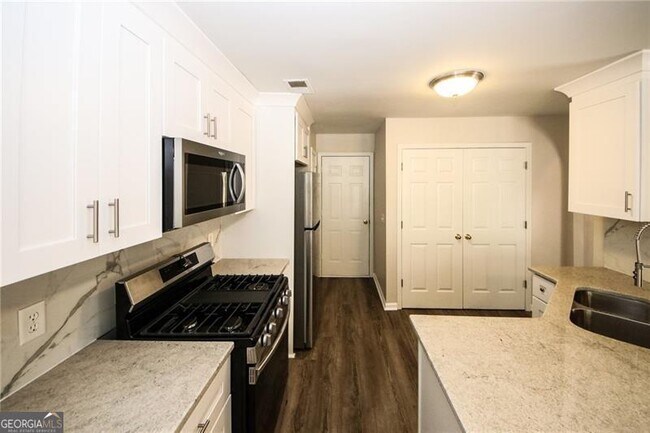 Building Photo - 121 Stoneforest Dr