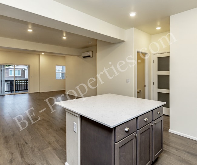 Building Photo - Beautiful 3 Bedroom 2.5 Bathroom Townhouse.