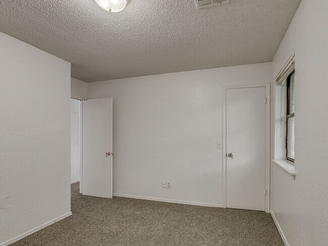 Building Photo - MOVE IN SPECIAL NO DEPOSIT IF LEASED BY JU...