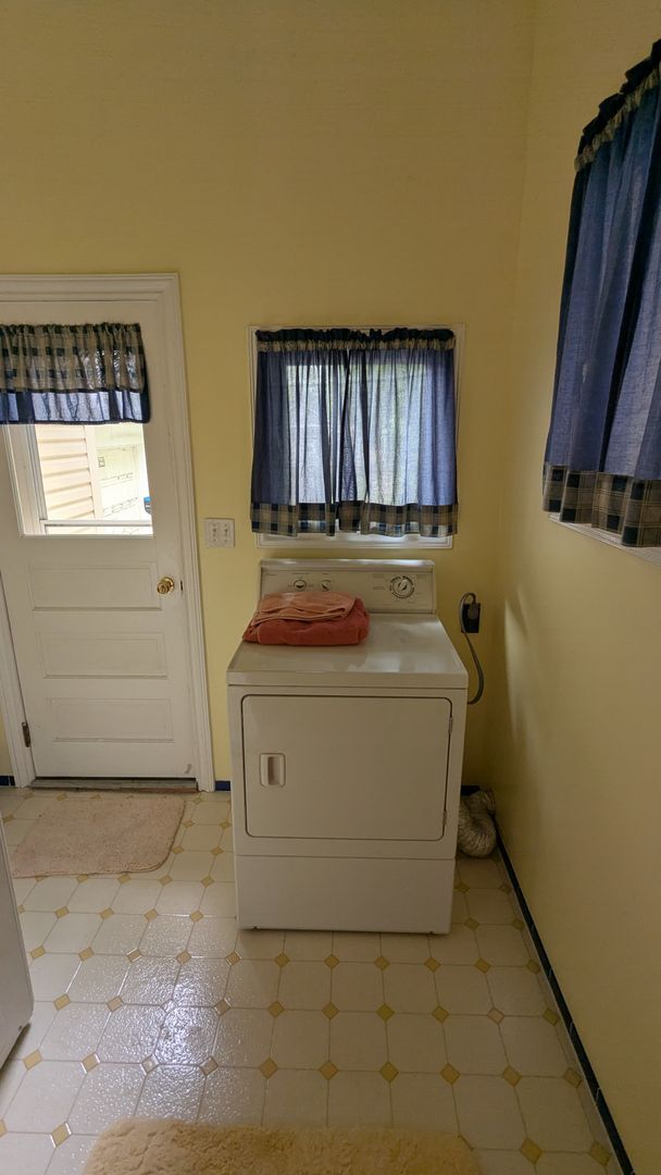 Building Photo - Welcome to this fully furnished 3-bedroom, 1.5-bath home in Massillon