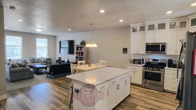 Building Photo - Great 3 Bd 2.5 Bath Townhome 2 Car Garage
