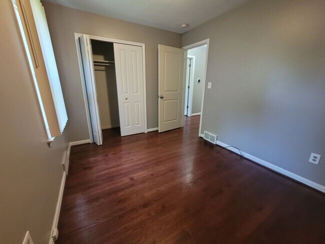 Building Photo - Spacious 3-bedroom, 2-full Bath Ranch