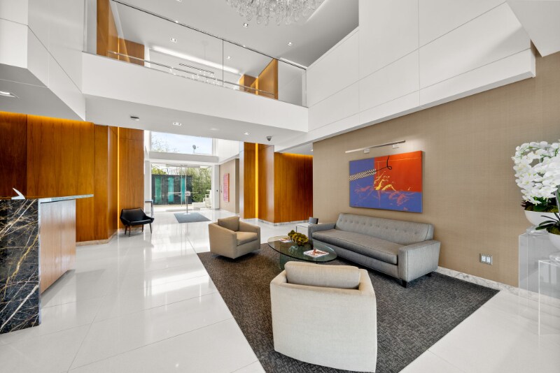 Building Photo - 838 N Doheny Dr