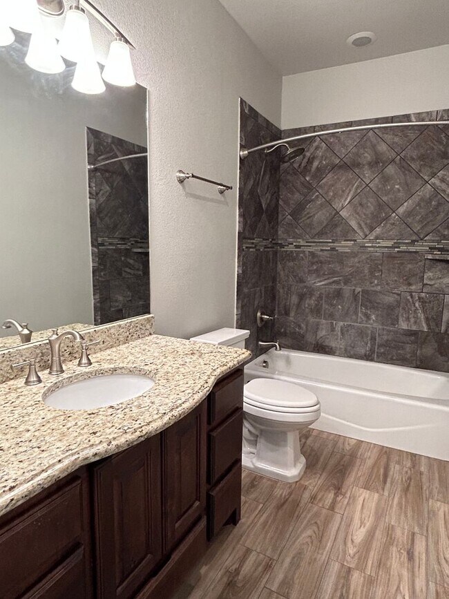 Building Photo - Beautiful Townhome