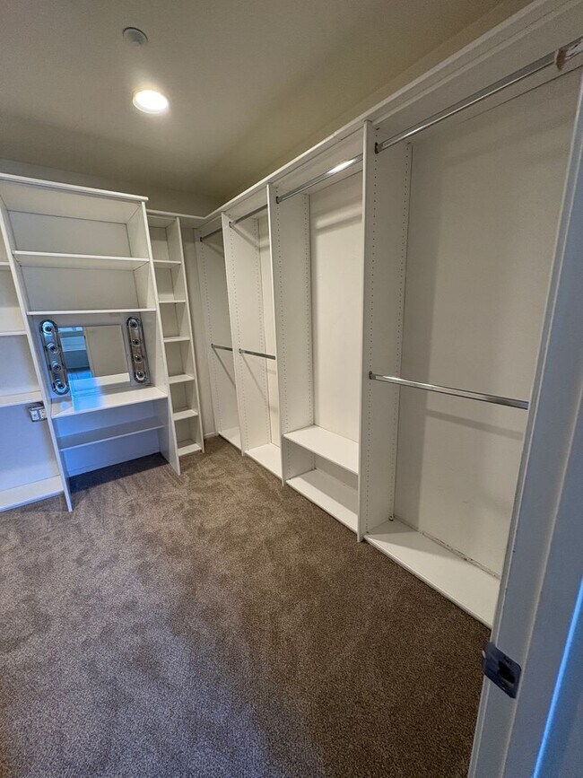 Building Photo - 3 bedroom, 2.5 bath Home located in the Gated College Lane Community in Redlands, CA