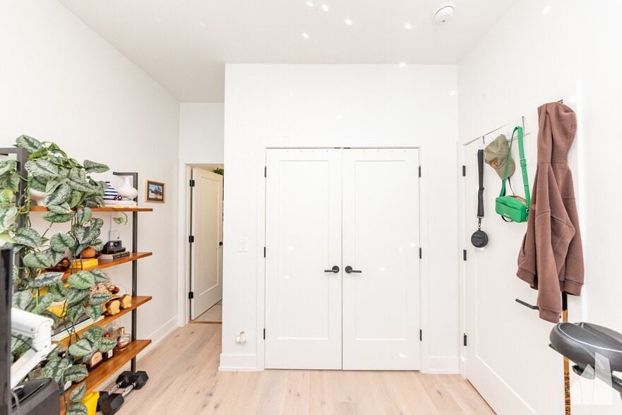 Building Photo - 1336 W Bryn Mawr Ave