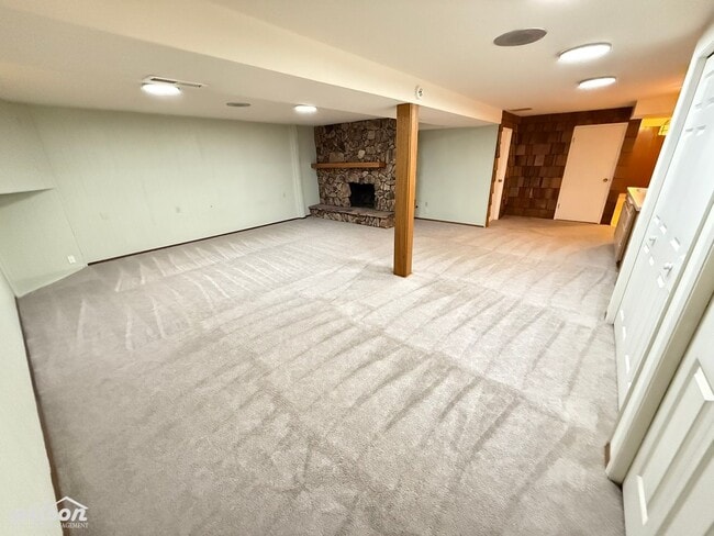 Building Photo - Spacious 4-Bedroom Yakima Home with Hot Tu...