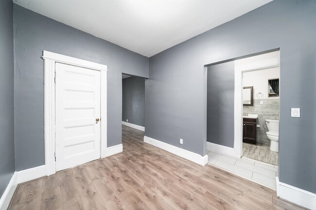 Building Photo - 122 Mallory Ave