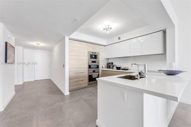 Building Photo - 300 Sunny Isles Blvd