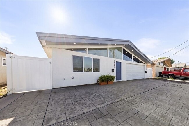 Building Photo - 13010 Hartland St