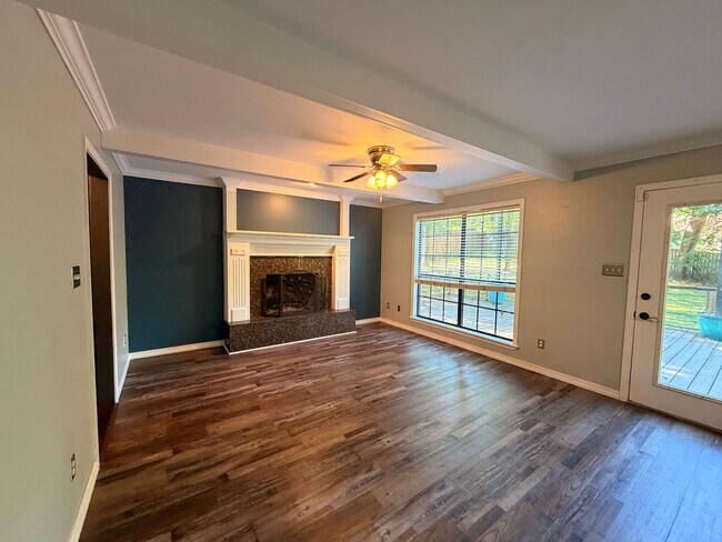 Building Photo - Discover this spacious 4-bedroom, 2.5-bathroom home in Russellville, AR